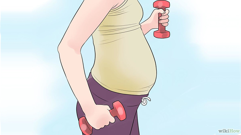 Беременная женщина с гантелями